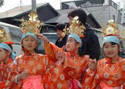 例大祭の稚児行列に参加する子供達