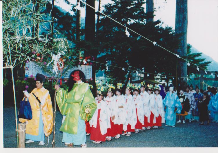 神社に参進