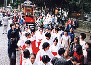 例祭でのお神輿の出発